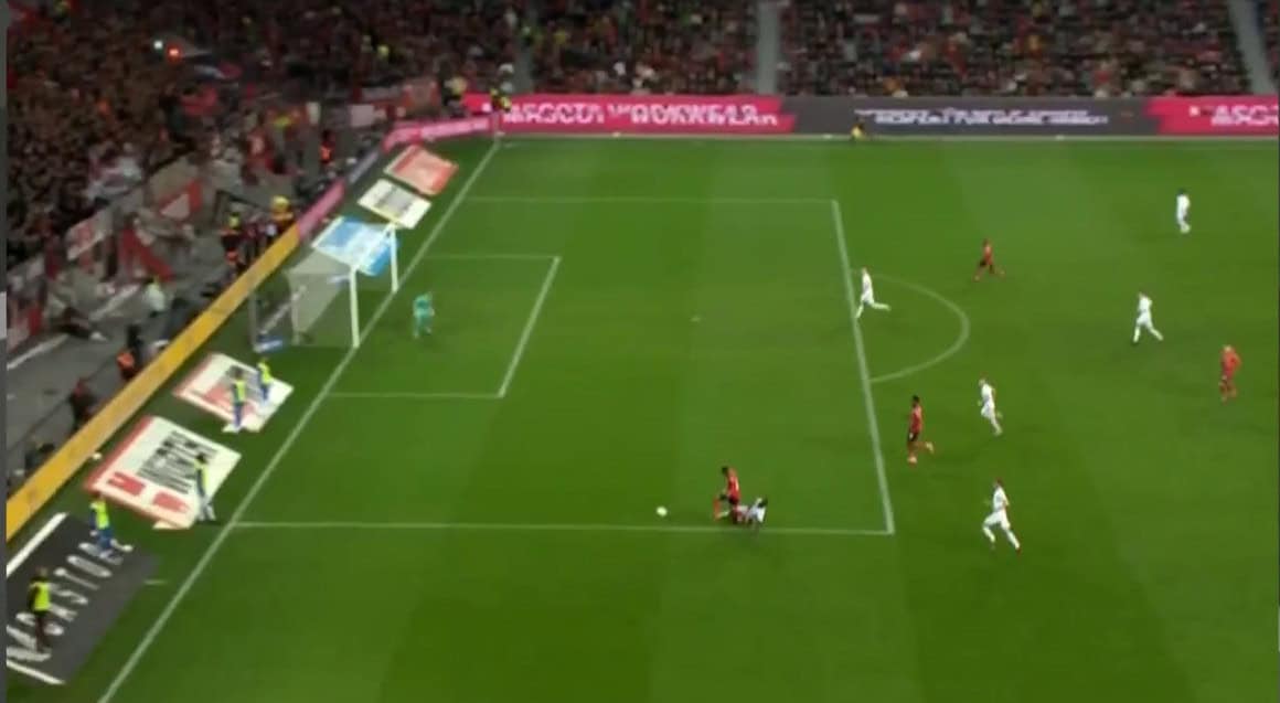 Zweikampf im Strafraum Leverkusen