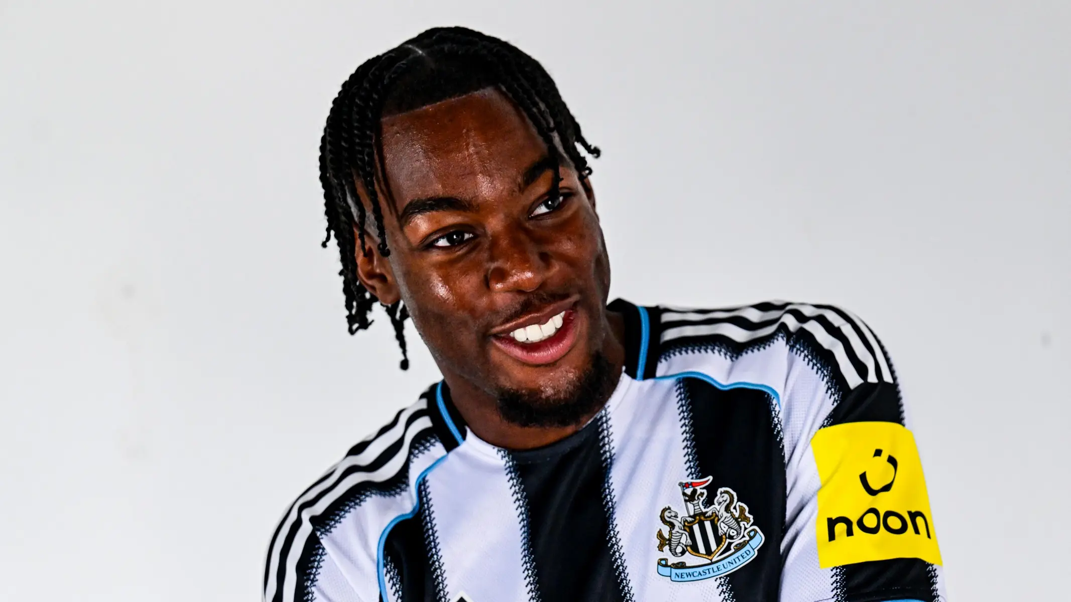 Anthony Elanga wearing a black and white striped Newcastle United jersey